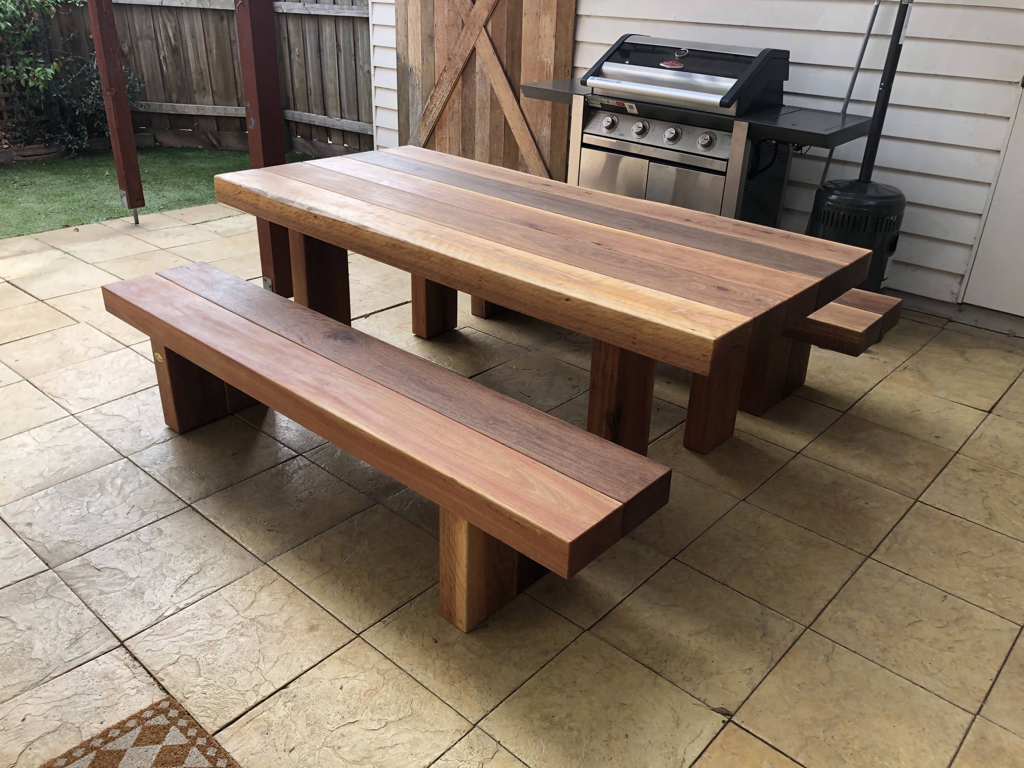 Outdoor Tables & Settings